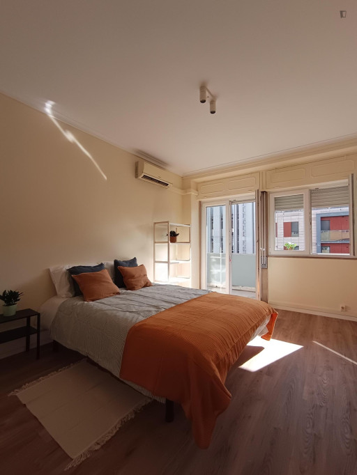 Welcoming Double Bedroom with a balcony close to University Autónoma de Lisboa - Lisbonne - chambre - ImmoJeune