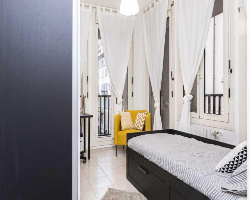 Luminous single bedroom near Repubblica metro station - Milan - chambre - ImmoJeune