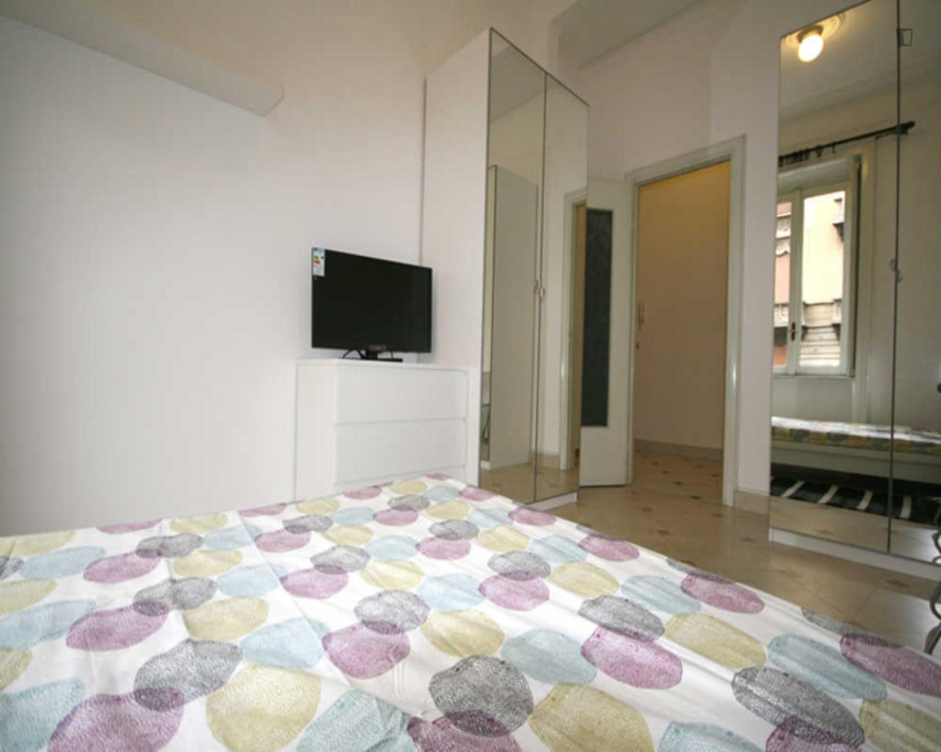 Luminous double bedroom in a 4-bedroom apartment near Loreto M1-M2 metro station - Milan - chambre - ImmoJeune