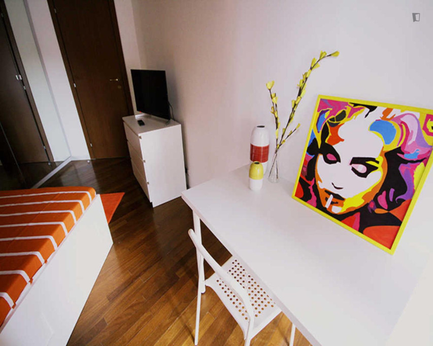 Luminous double bedroom near Loreto M1-M2 metro station - Milan - chambre - ImmoJeune