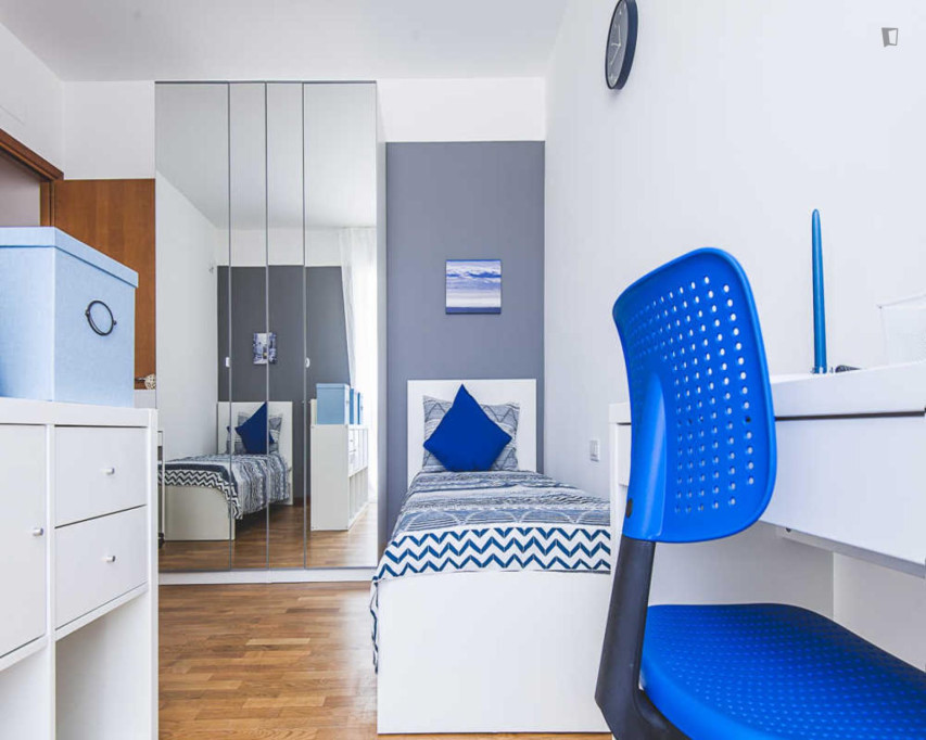 Bed in a lovely twin bedroom with balcony near Villa S. Giovanni metro station - Milan - chambre - ImmoJeune