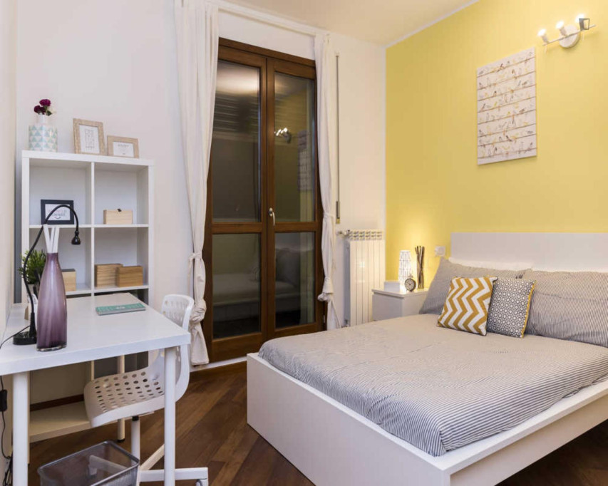Snug Double Bedroom Close to Corvetto Subway Station - Milan - chambre - ImmoJeune