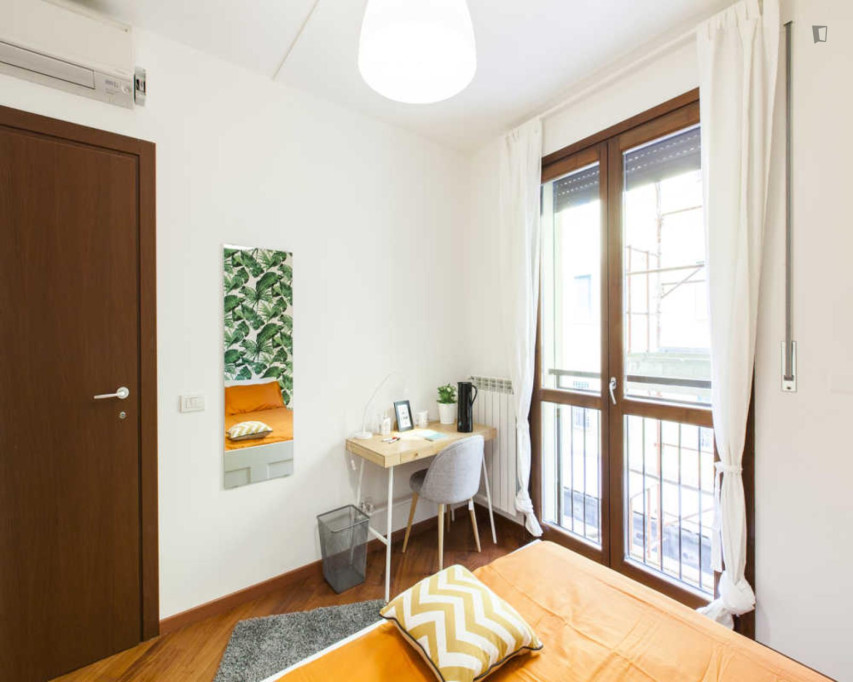 Neat Double Bedroom Close to the Corvetto Subway Station - Milan - chambre - ImmoJeune