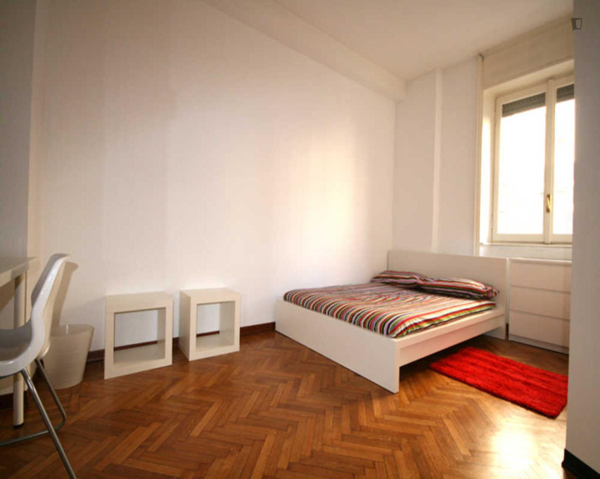 Amazing double bedroom in a 5-bedroom apartment near Lima metro station - Milan - chambre - ImmoJeune