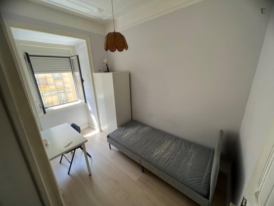 Great bedroom in a 5-bedroom flat, Arroios - Lisbonne - chambre - ImmoJeune