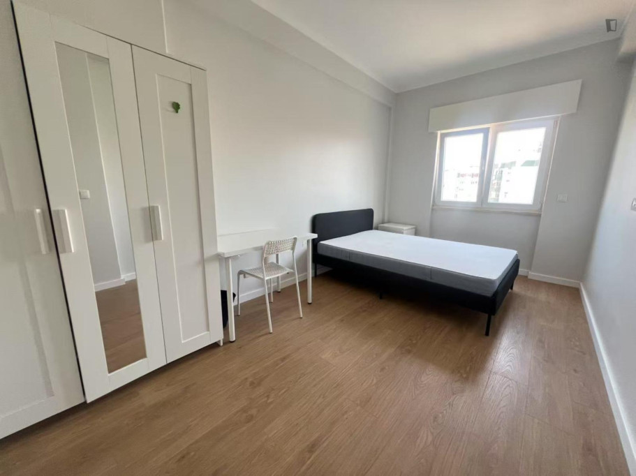 Pleasant bedroom in a 4-bedroom flat, Odivelas - Lisbonne - chambre - ImmoJeune