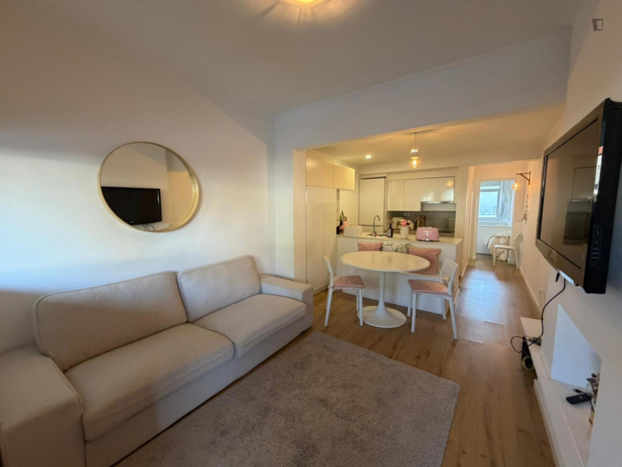 Captivating 1 Bedroom Apartment close to Parede Beach - Lisbonne - chambre - ImmoJeune