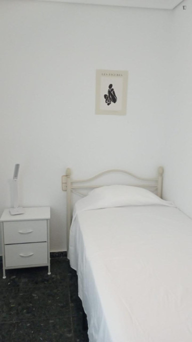 Cozy single bedroom bedroom in Moncada, well connected to the city center - Valence - chambre - ImmoJeune