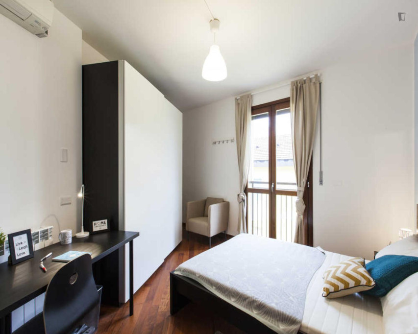 Comfy Double Bedroom Near the Corvetto Subway Station - Milan - chambre - ImmoJeune