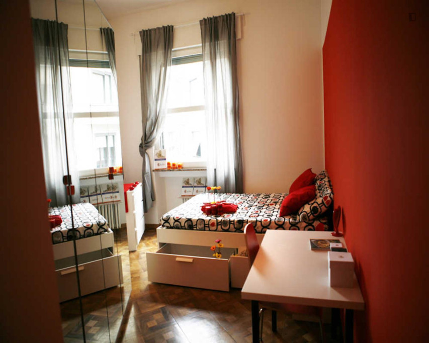 Bright double bedroom in a 6-bedroom apartment in Lazzaretto - Milan - chambre - ImmoJeune