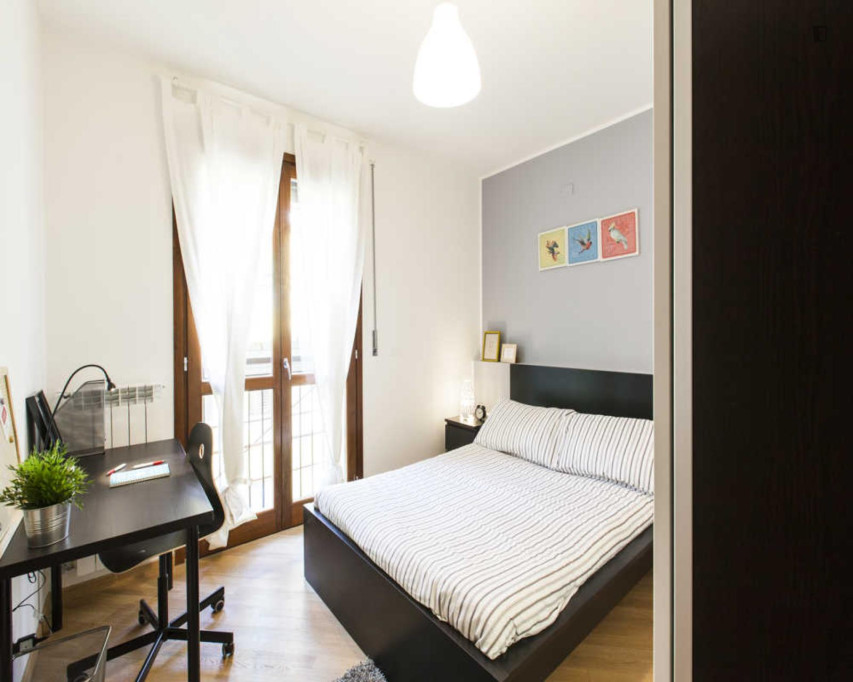 Inviting Double Bedroom Near the Corvetto Metro Station - Milan - chambre - ImmoJeune