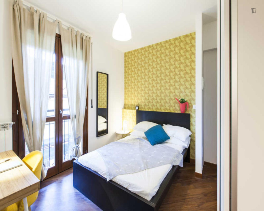 Bright Double Bedroom Close to the Corvetto Subway Station - Milan - chambre - ImmoJeune