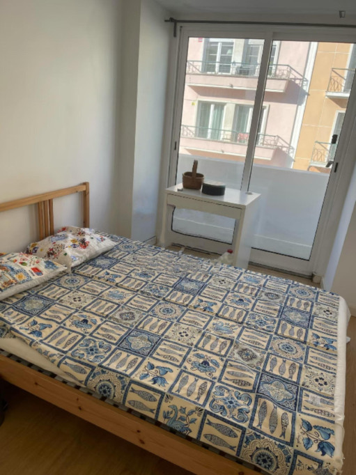 Luminous Double Bedroom with a balcony close to University of Lisboa - Lisbonne - chambre - ImmoJeune