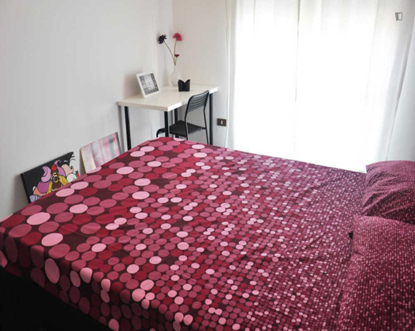 Nice double bedroom just steps from Porta Venezia metro station - Milan - chambre - ImmoJeune