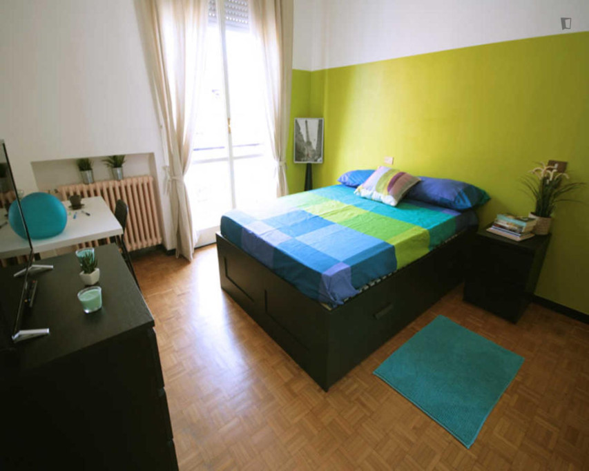 Specious double bedroom just steps from Porta Venezia metro station - Milan - chambre - ImmoJeune