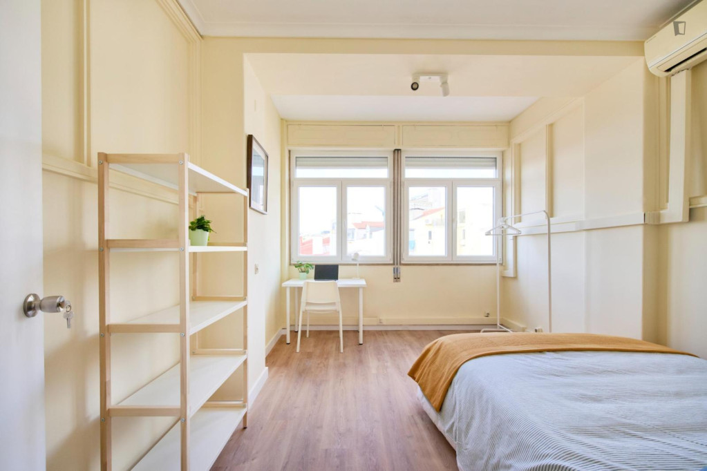 Alluring Double Bedroom close to Marquês Pombal Metro - Lisbonne - chambre - ImmoJeune