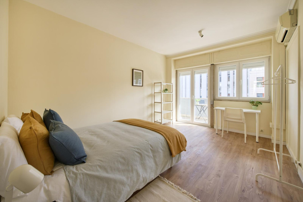 Shining Double Bedroom with a balcony close to Picoas Metro - Lisbonne - chambre - ImmoJeune