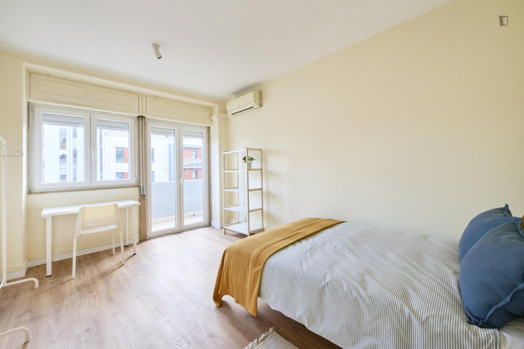 Captivating Double Bedroom with a balcony close to - Lisbonne - chambre - ImmoJeune