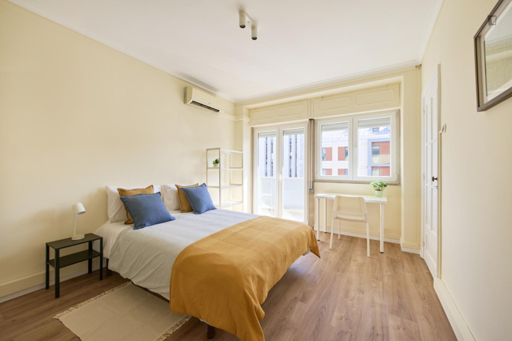 Astonishing Double Bedroom with a balcony close to University Autónoma de Lisboa - Lisbonne - chambre - ImmoJeune