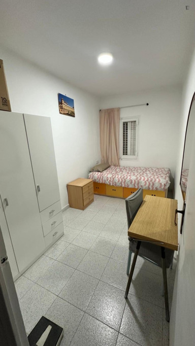 Cozy single bedroom in family home close to Congrés metro station - Barcelone - chambre - ImmoJeune