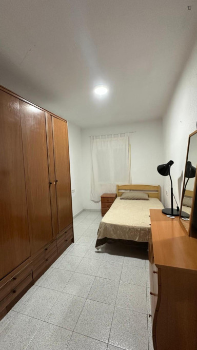 Spacious single bedroom in family home close to Congrés metro station - Barcelone - chambre - ImmoJeune