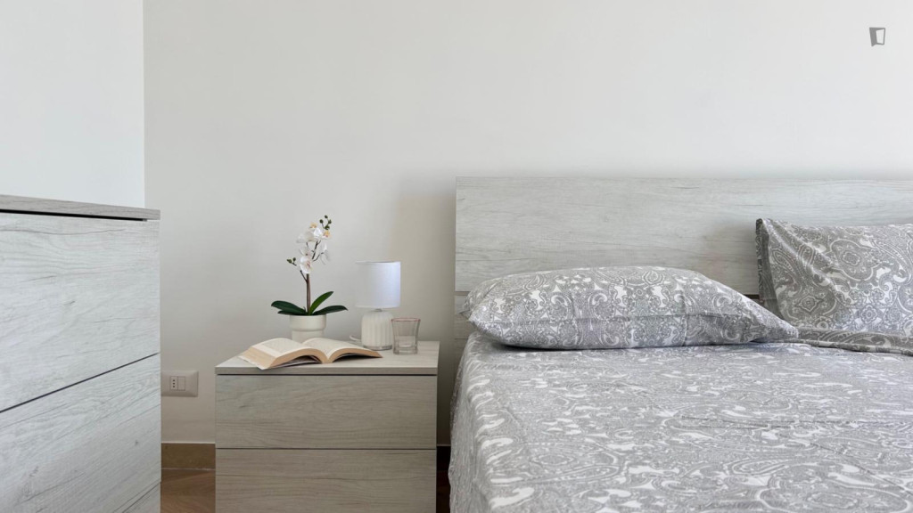 Double bedroom, with balcony, in 3-bedroom apartment - Florence - chambre - ImmoJeune