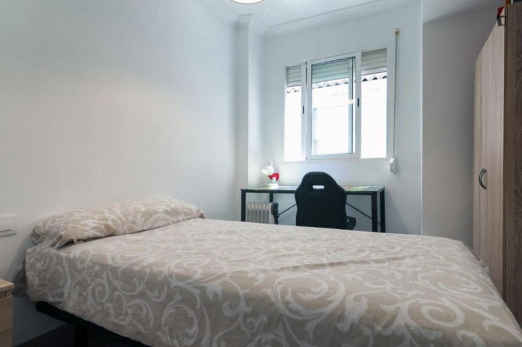 Neat double bedroom in El Cabanyal-El Canyamelar - Valence - chambre - ImmoJeune