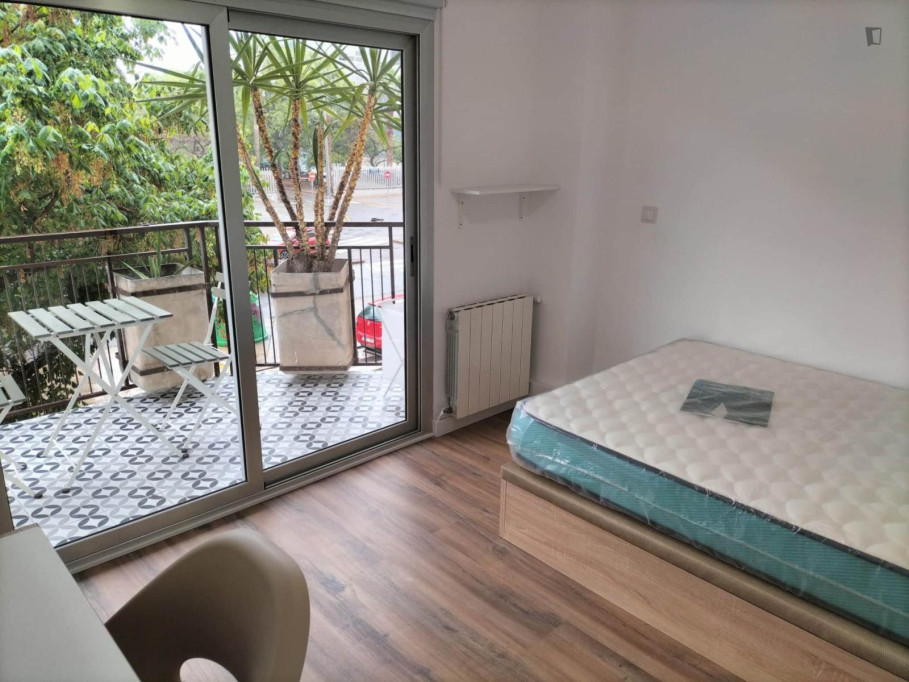 Charming double bedroom with a balcony, in Algirós - Valence - chambre - ImmoJeune
