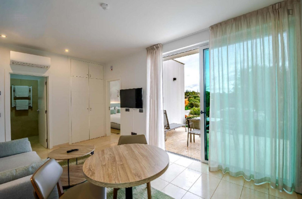 Modern 1 Bedroom House with garden in a Condominium Complex close to Estombar - Lagoa Train Station - Lagoa - chambre - ImmoJeune