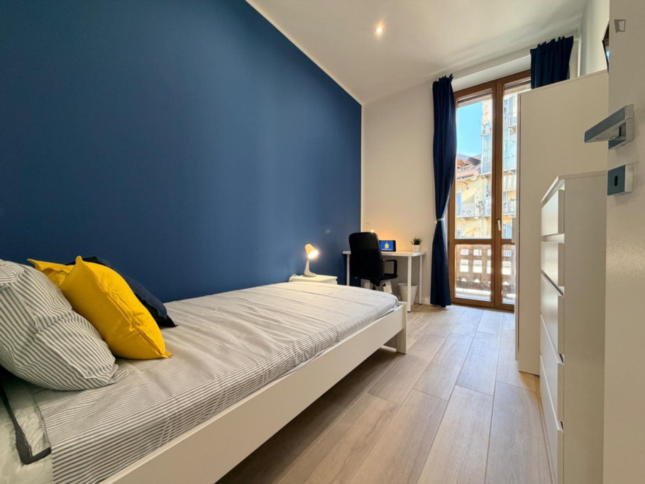 Double bedroom, with balcony, in 4-bedroom apartment - Turin - chambre - ImmoJeune
