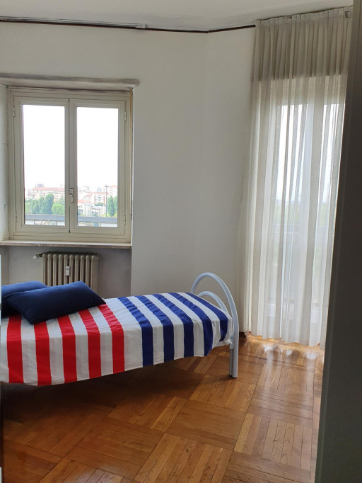 Bright Single Bedroom in a 4-Bedroom Apartment - Turin - chambre - ImmoJeune