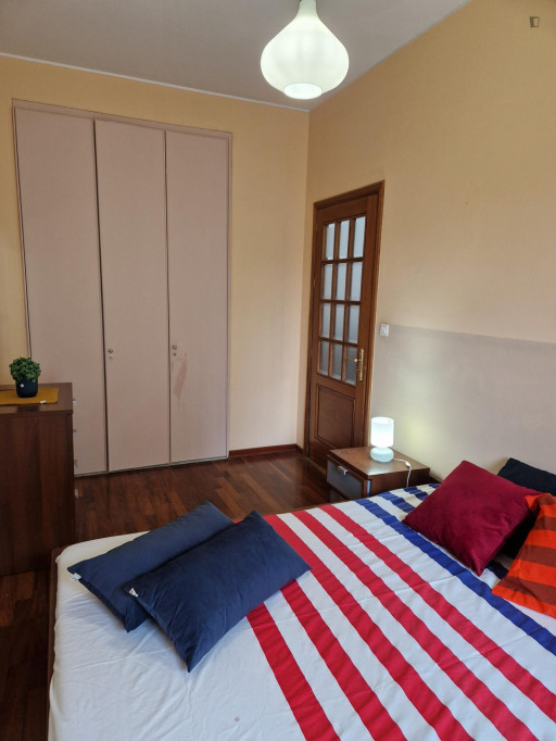 Welcoming Bedroom in a 2-Bedroom Apartment - Turin - chambre - ImmoJeune