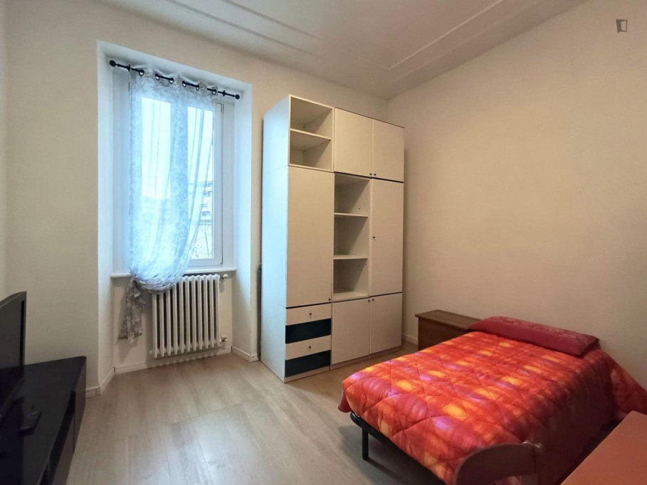Spacious single bedroom well connected to the city center - Bergamo - chambre - ImmoJeune