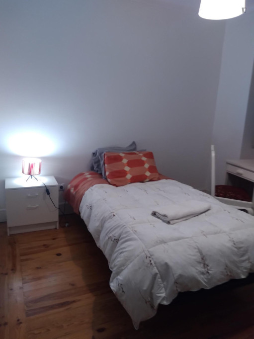 Sunny bedroom near Universidade de Coimbra - Coimbra - chambre - ImmoJeune