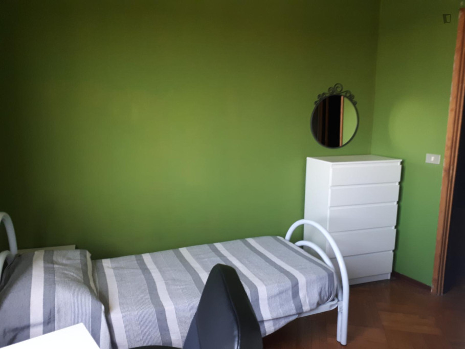 Snug Single Bedroom in a 4-Bedroom Apartment - Turin - chambre - ImmoJeune