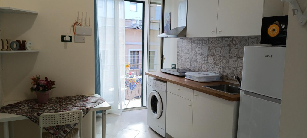 Bright Newly Renovated Central Studio with Balcony - Palermo - chambre - ImmoJeune