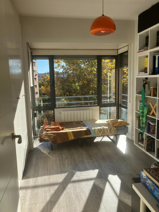 Bright ensuite single bedroom in modern apartment in building with swimming pool, gym, and solarium - Madrid - chambre - ImmoJeune