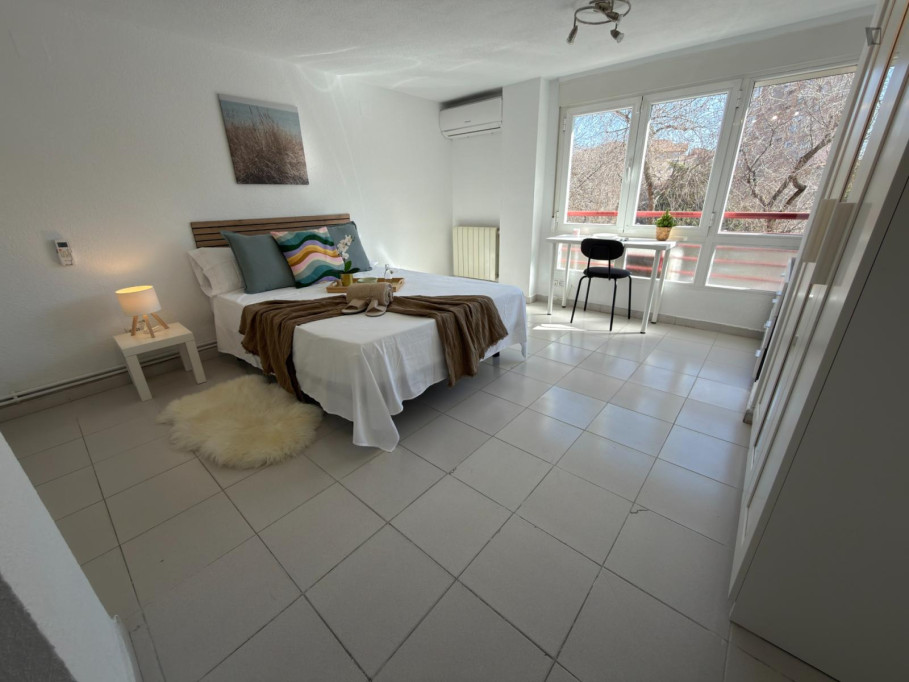 Big double bedroom in the San Blas district - Madrid - chambre - ImmoJeune