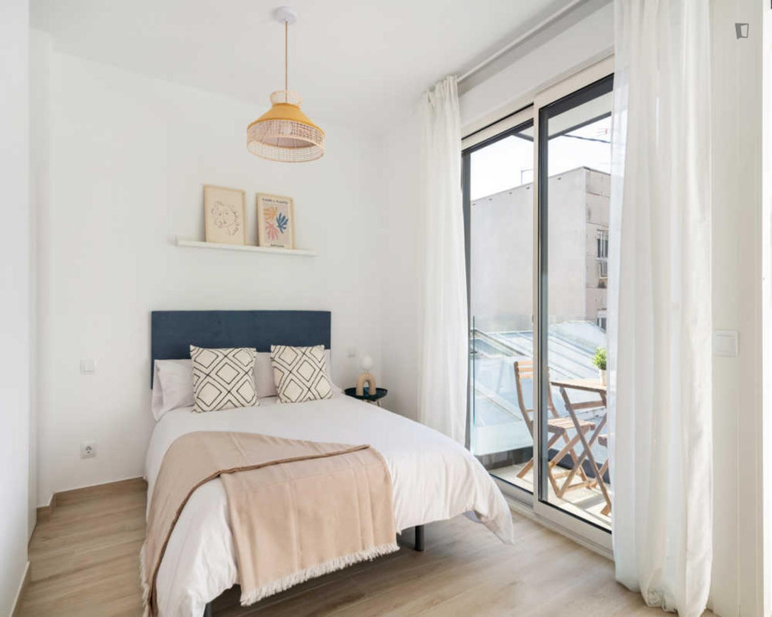 Lovely double ensuite bedroom with a balcony, close to the Tetuán station - Madrid - chambre - ImmoJeune