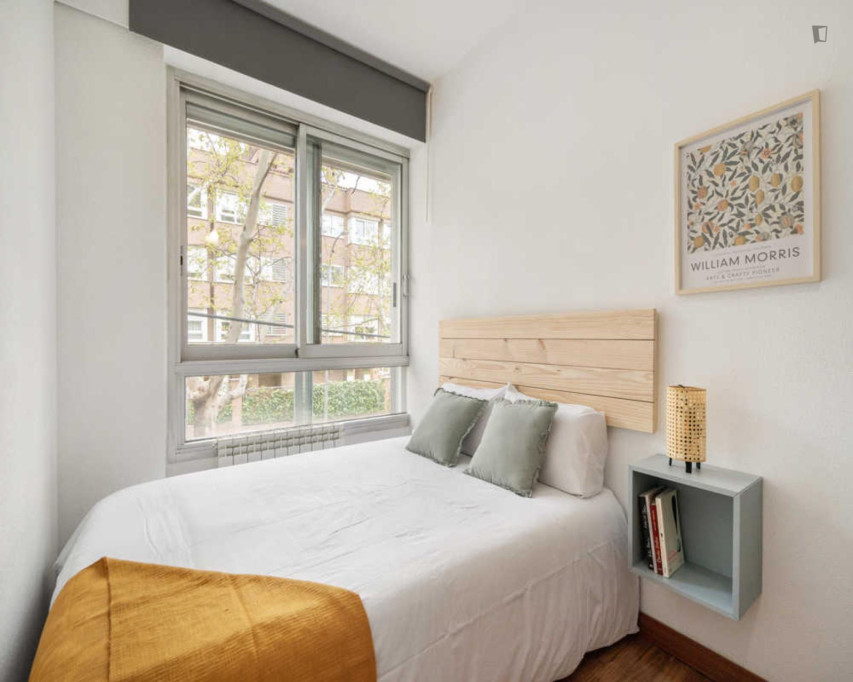 Comfortable double bedroom close to Arturo Soria metro station - Madrid - chambre - ImmoJeune