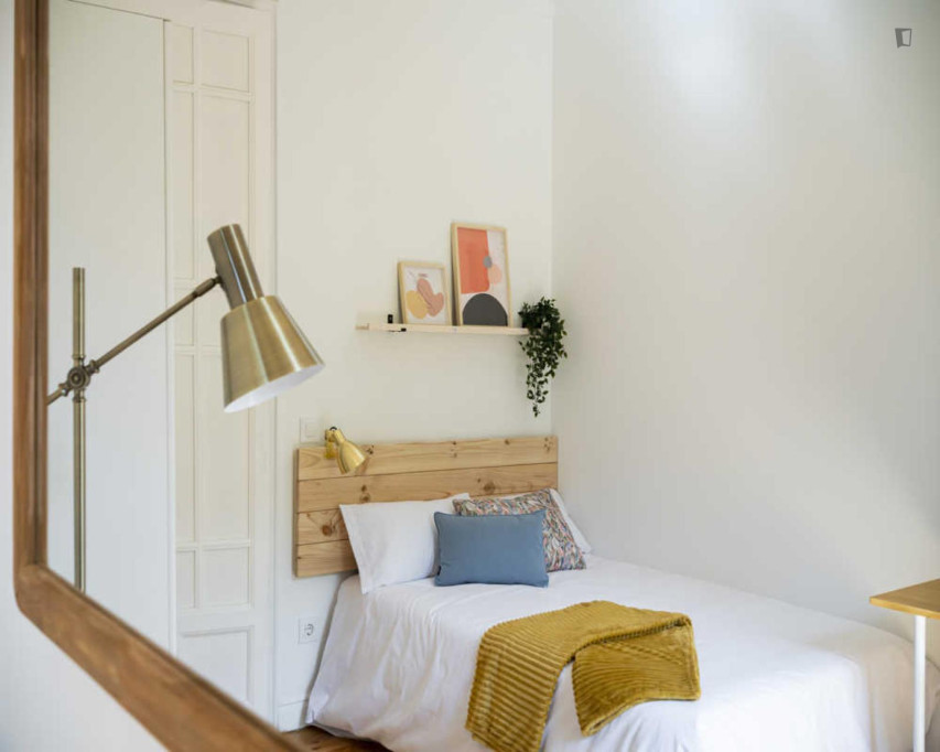 Cozy double bedroom with a balcony, close to Universidad Complutense de Madrid - Madrid - chambre - ImmoJeune