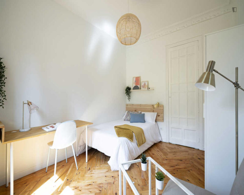 Comfortable double bedroom with a balcony, in Trafalgar - Madrid - chambre - ImmoJeune