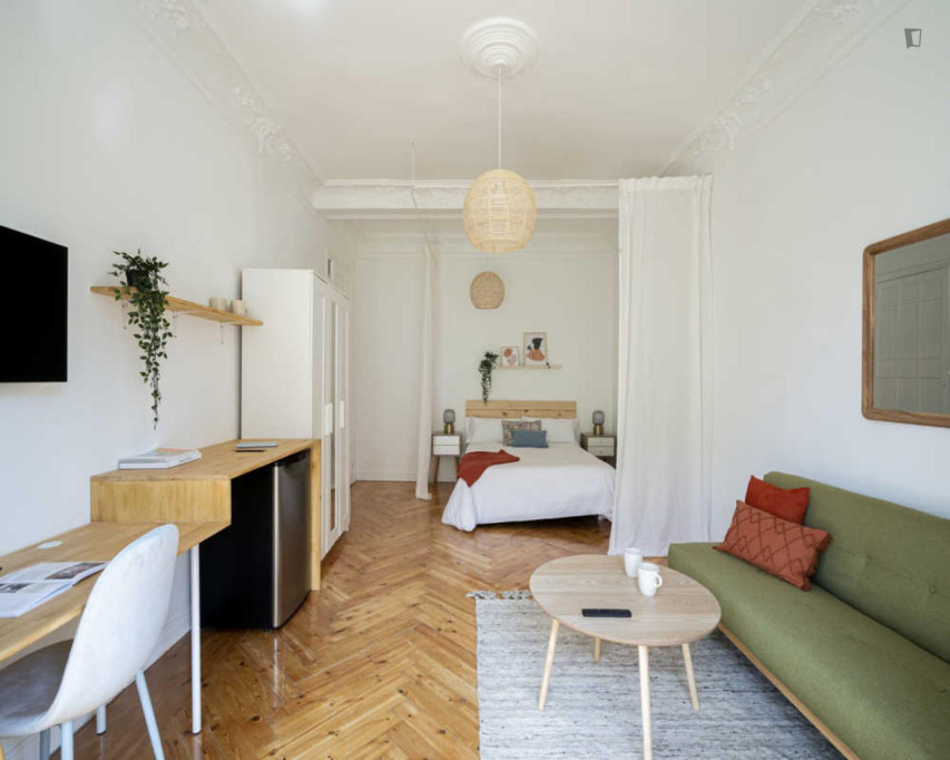 Elegant double bedroom with a balcony, near Ríos Rosas - Madrid - chambre - ImmoJeune