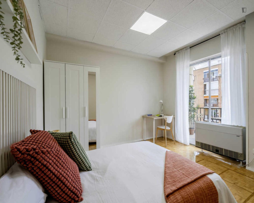Modern Single Bedroom with Balcony in Castillejos - Madrid - chambre - ImmoJeune