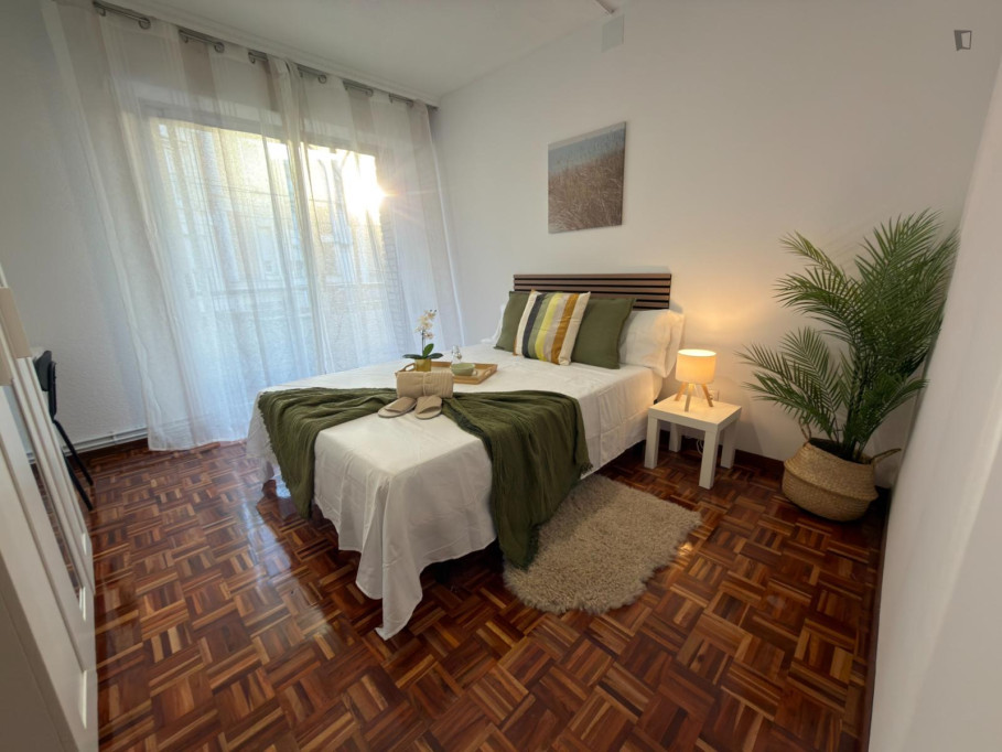 Inviting double bedroom with a balcony, in Getafe - Madrid - chambre - ImmoJeune