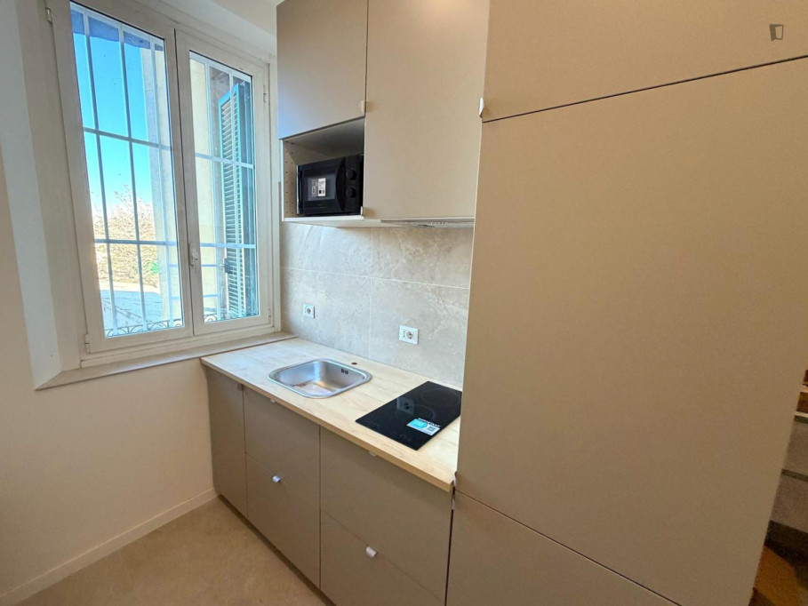 Renovated studio apartment in a very quiet residential area, but only 10 minutes from the metro - Milan - chambre - ImmoJeune