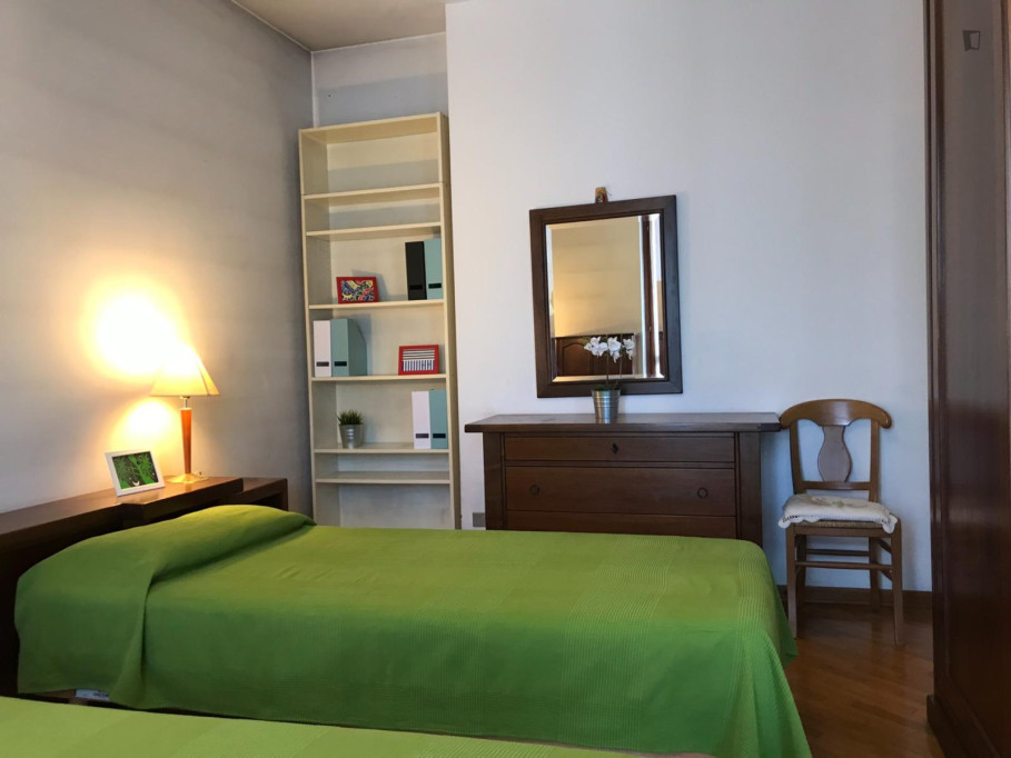 Bed in a restful twin bedroom, in Bovisa - Milan - chambre - ImmoJeune