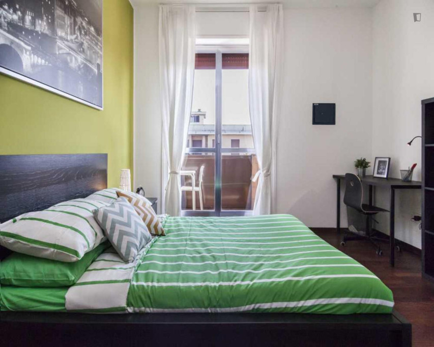 Lovely double bedroom with a balcony, in Washington - Milan - chambre - ImmoJeune