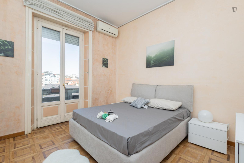 Appealing double bedroom with balcony in the Loreto area - Milan - chambre - ImmoJeune
