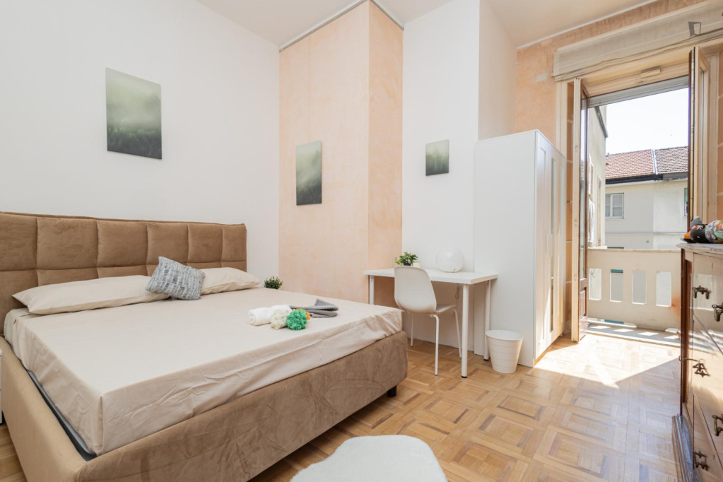 Wonderful double bedroom with balcony in the Loreto area - Milan - chambre - ImmoJeune